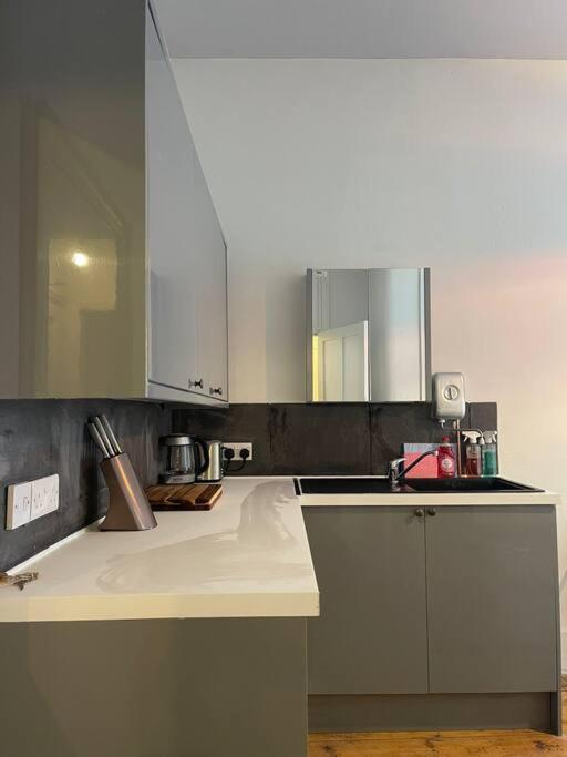 4 Quiet Compact Studio With Garden View - Best Location - Comfortable - Quiet Apartment Brighton Exterior photo