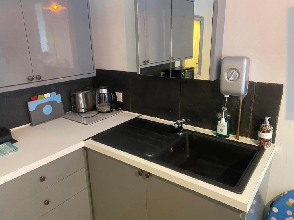 4 Quiet Compact Studio With Garden View - Best Location - Comfortable - Quiet Apartment Brighton Exterior photo